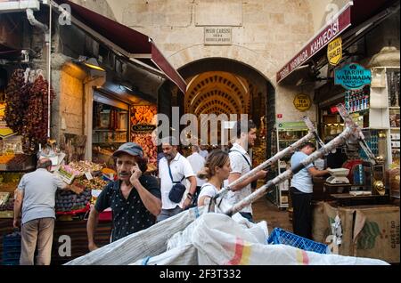 Istanbul, Turquie - septembre 2018 : foule de personnes près des stands du marché près de l'entrée du Grand Bazar d'Istanbul Banque D'Images