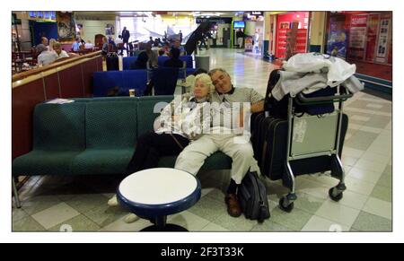 Aéroport de Gatwick où les vols ont été retardés en raison d'une grève Par le contrôle de la circulation aérienne à Frabce et dans d'autres pays européens.pic David Sandison 19/6/2002 Banque D'Images