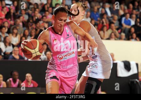 BASKET-BALL - OUVERT FÉMINISN 2012 - LYON / ARRAS - PARIS (FRA) - 22/09/2012 - PHOTO PASCAL ALLEE / HOT SPORTS / DPPI - 21 Ines AJANOVIC (ARRAS) -14 Danielle PAGE (LYON) Banque D'Images