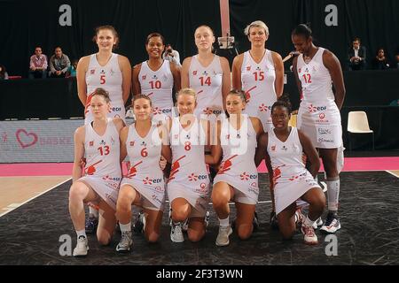 BASKET-BALL - OUVERT FÉMINISN 2012 - LYON / ARRAS - PARIS (FRA) - 22/09/2012 - PHOTO PASCAL ALLEE / HOT SPORTS / DPPI - (G À D) 5 Romy BAER 10 Leslie ARDON 14 Danielle PAGE 15 Emilija PODRUG et 12 Mame-Marie SY-DIOP - 13 Sarah CHEVAUGEON 6 Alexia PLANGARD 8 Melanie PLUS 4 Maris SANCHEZ and 7 Leslie MAKOSSO (LYON) Banque D'Images