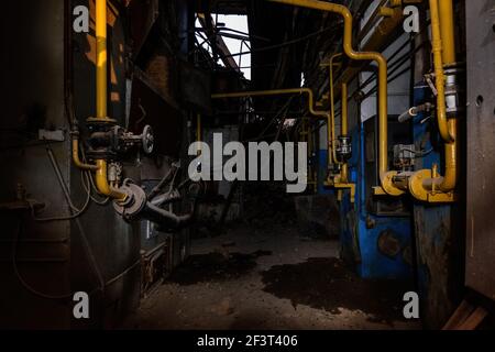 À l'intérieur d'un ancien bâtiment industriel en faillite. Ancien pipeline rouillé Banque D'Images