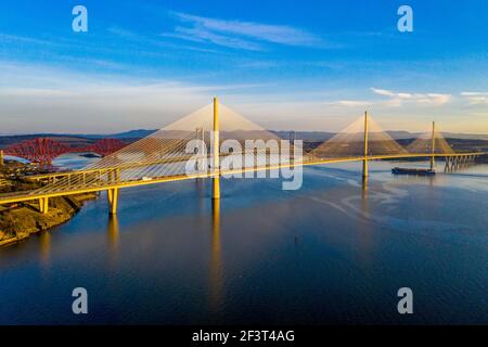Vue aérienne depuis Rosyth montrant trois ponts enjambant le Firth of Forth. Queensferry Crossing, Forth Road Bridge et Forth Rail Bridge. Banque D'Images