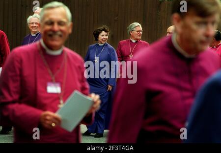 LA CONFÉRENCE DE LAMBETH DE 1998 -800 ÉVÊQUES DU PROCESSUS DE COMMUNION ANGLICANE AU SERVICE D'OUVERTURE DE LA CATHÉDRALE DE CANTERBURY POUR LA 13ÈME CONFÉRENCE DE LAMBETH, TENUE TOUS LES 10 ANS. POUR LA PREMIÈRE FOIS, 11 FEMMES ÉVÊQUES QUI ONT ÉTÉ CONSACRÉES AU COURS DE LA DERNIÈRE DÉCENNIE Y PARTICIPENT, VU ICI CATHERINE WAYNICK, L'ÉGLISE ÉPISCOPALE DES ÉTATS-UNIS, INDIANOPOLIS Banque D'Images