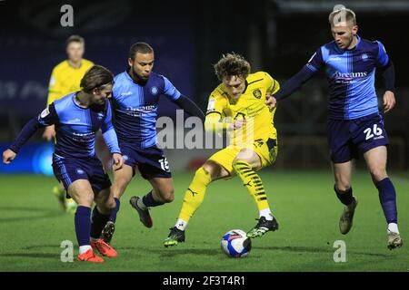 Callum Styles de Barnsley (M) détient Dominic Tape (L), Curtis Thompson (2L) et Jason McCarthy de Wycombe Wanderers (R). EFL Skybet Championship Match, Wycombe Wanderers v Barnsley au stade Adams Park à High Wycombe, Buckinghamshire le mercredi 17 mars 2021 . cette image ne peut être utilisée qu'à des fins éditoriales. Utilisation éditoriale uniquement, licence requise pour une utilisation commerciale. Pas d'utilisation dans les Paris, les jeux ou les publications d'un seul club/ligue/joueur. photo de Steffan Bowen/Andrew Orchard sports photographie/Alamy Live news Banque D'Images