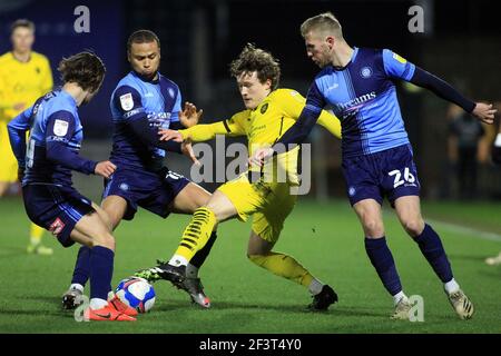 Callum Styles de Barnsley (M) détient Dominic Tape (L), Curtis Thompson (2L) et Jason McCarthy de Wycombe Wanderers (R). EFL Skybet Championship Match, Wycombe Wanderers v Barnsley au stade Adams Park à High Wycombe, Buckinghamshire le mercredi 17 mars 2021 . cette image ne peut être utilisée qu'à des fins éditoriales. Utilisation éditoriale uniquement, licence requise pour une utilisation commerciale. Pas d'utilisation dans les Paris, les jeux ou les publications d'un seul club/ligue/joueur. photo de Steffan Bowen/Andrew Orchard sports photographie/Alamy Live news Banque D'Images