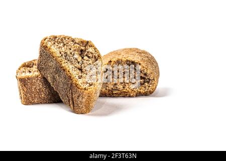 Les biscuits secs du paquet reposent sur un blanc feuille de papier Banque D'Images