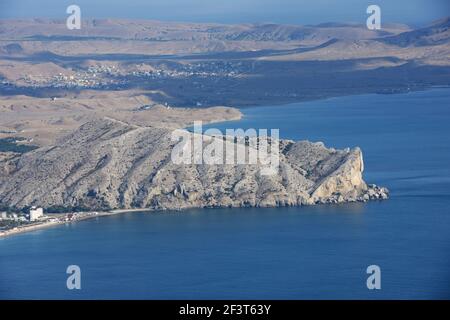 Vue panoramique sur le cap d'Alchak et la vallée de Kapsel, derrière la nit, depuis le sommet de la montagne de Sokol, la ville de Sudak, la Crimée, la Russie. Banque D'Images