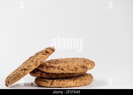 Les biscuits secs du paquet reposent sur un blanc feuille de papier Banque D'Images