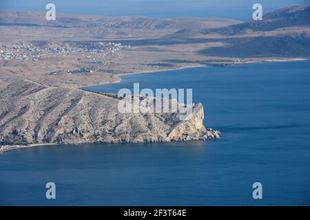 Vue panoramique sur le cap d'Alchak et la vallée de Kapsel, derrière la nit, depuis le sommet de la montagne de Sokol, la ville de Sudak, la Crimée, la Russie. Banque D'Images