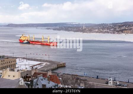 Québec, Québec, Canada – 14 mars 2021 : au coucher du soleil, vue d'hiver du trafic maritime sur le fleuve Saint-Laurent en face de la ville de Québec. Banque D'Images