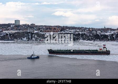 Québec, Québec, Canada – 14 mars 2021 : au coucher du soleil, vue d'hiver du trafic maritime sur le fleuve Saint-Laurent en face de la ville de Québec. Banque D'Images