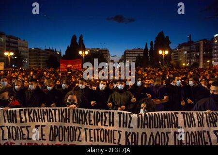 Athènes, Grèce. 17 mars 2021. Les manifestants brandissent des bannières et crient des slogans contre le gouvernement. Des milliers de personnes, dont des syndicats de médecins, se sont rassemblées devant le Parlement pour protester contre la gestion par le gouvernement de la pandémie de Covid19 et de son oppression sans fin, suite à de récents incidents d'abus et de torture commis par la police. Credit: Nikolas Georgiou/ZUMA Wire/Alamy Live News Banque D'Images