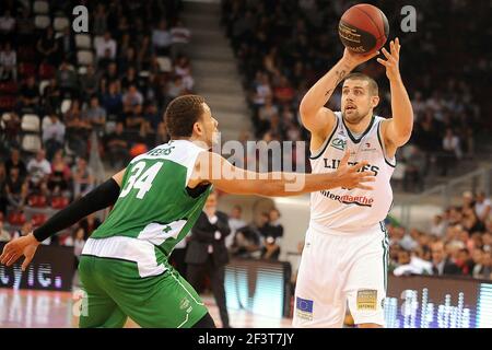 Kyle WEEMS (JSF) et Adrien MOERMAN (CSP) pendant le Basketball Pro UN match 2014 - 2015 entre JSF Nanterre et Limoges CSP à Rouen le 23 septembre 2014 - photo Pascal Allee / Hot Sports / DPPI Banque D'Images