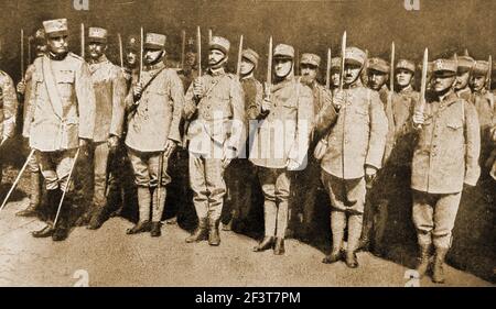 WWI - des recrues italiennes prêtant serment de se joindre à la Chevaliers de la Croix-Rouge comme médecins de l'armée Banque D'Images
