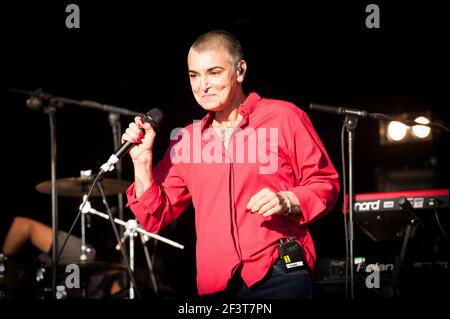 Sinead O'Connor se produit en direct sur scène le jour 3 du Camp Besal 2014, Château de Lulworth - Dorset Banque D'Images