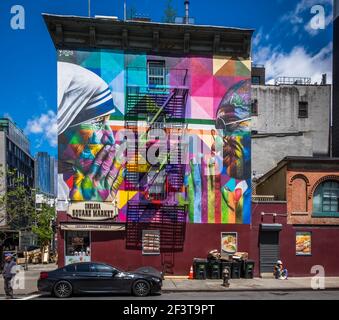 New York City, Etats-Unis, mai 2019, Chelsea Square Market Mural bâtiment représentant mère Teresa et Gandhi par l'artiste de rue Kobra, West Chelsea Banque D'Images