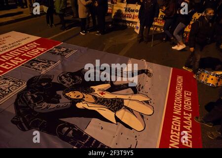 Athènes, Grèce. 17 mars 2021. Les manifestants brandissent des bannières et crient des slogans contre le gouvernement. Des milliers de personnes, dont des syndicats de médecins, se sont rassemblées devant le Parlement pour protester contre la gestion par le gouvernement de la pandémie de Covid19 et de son oppression sans fin, suite à de récents incidents d'abus et de torture commis par la police. Credit: Nikolas Georgiou/ZUMA Wire/Alamy Live News Banque D'Images