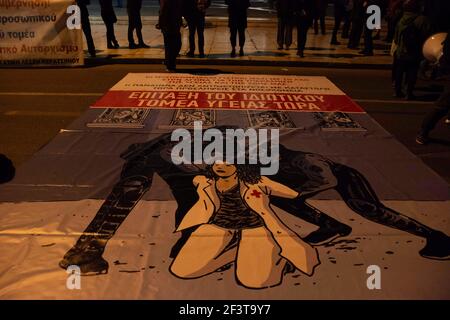 Athènes, Grèce. 17 mars 2021. Les manifestants brandissent des bannières et crient des slogans contre le gouvernement. Des milliers de personnes, dont des syndicats de médecins, se sont rassemblées devant le Parlement pour protester contre la gestion par le gouvernement de la pandémie de Covid19 et de son oppression sans fin, suite à de récents incidents d'abus et de torture commis par la police. Credit: Nikolas Georgiou/ZUMA Wire/Alamy Live News Banque D'Images