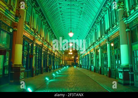 Londres, Royaume-Uni, 17 mars 2021. Le marché Leadenhall de la ville de Londres est illuminé en vert à l'occasion de la fête de la St Patrick. Credit: Vuk Valcic/Alamy Live News Banque D'Images