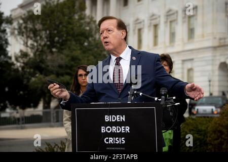 Le représentant des États-Unis Randy Weber (républicain du Texas) fait des remarques lors d'une conférence de presse du House Freedom Caucus sur l'immigration à la frontière sud, à l'extérieur du Capitole des États-Unis à Washington, DC, le mercredi 17 mars 2021. Crédit : Rod Lamkey/CNP | utilisation dans le monde entier Banque D'Images