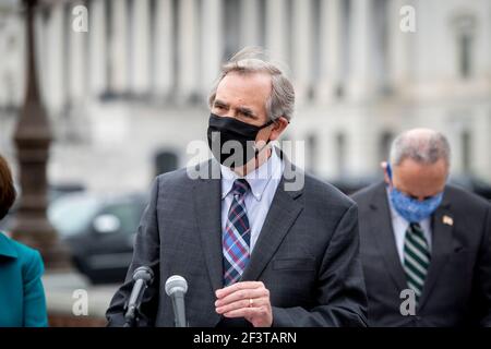 États-Unis le sénateur Jeff Merkley (démocrate de l'Oregon) fait des remarques au cours d'une conférence de presse sur le for the People Act au Capitole des États-Unis à Washington, DC, le mercredi 17 mars 2021. Crédit : Rod Lamkey/CNP | utilisation dans le monde entier Banque D'Images