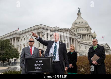 Le représentant des États-Unis Chip Roy (républicain du Texas) fait des remarques lors d'une conférence de presse du House Freedom Caucus sur l'immigration à la frontière sud, à l'extérieur du Capitole des États-Unis à Washington, DC, le mercredi 17 mars 2021. Crédit : Rod Lamkey/CNP | utilisation dans le monde entier Banque D'Images