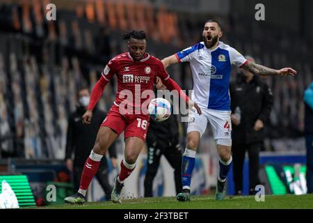 Blackburn, Royaume-Uni. 17 mars 2021. Bradley Johnson #4 de Blackburn Rovers appelle l'arbitre adjoint qu'Antoine Semenyo #18 de Bristol City a sorti le ballon de jeu à Blackburn, Royaume-Uni le 3/17/2021. (Photo de Simon Whitehead/News Images/Sipa USA) crédit: SIPA USA/Alay Live News Banque D'Images