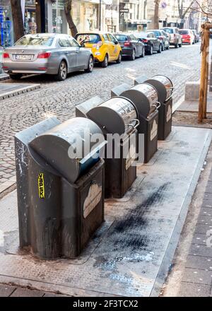Bacs de recyclage compacts publics dans le centre-ville de Sofia, Bulgarie, Europe de l'est, UE Banque D'Images