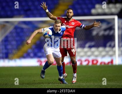 Sam Cosgrove de Birmingham City (à gauche) et Liam Moore de Reading se battent pour le ballon lors du match du championnat Sky Bet au stade de Trophée de St Andrew's billion, à Birmingham. Date de la photo: Mercredi 17 mars 2021. Banque D'Images