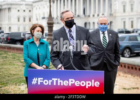 Washington, États-Unis d'Amérique. 17 mars 2021. Le sénateur américain Jeff Merkley (démocrate de l'Oregon), au centre, est rejointe par la sénatrice américaine Amy Klobuchar (démocrate du Minnesota), à gauche, Et le leader de la majorité au Sénat des États-Unis Chuck Schumer (démocrate de New York), à droite, pour une conférence de presse concernant le for the People Act au Capitole des États-Unis à Washington, DC, le mercredi 17 mars 2021. Crédit: Rod Lamkey/CNP/Sipa USA crédit: SIPA USA/Alay Live News Banque D'Images