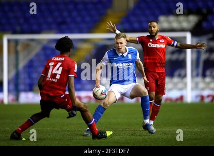 Sam Cosgrove de Birmingham City (au centre) lutte pour le ballon avec Liam Moore (à droite) de Reading et Ejaria d'ovie lors du match du championnat Sky Bet au stade de Trophée de St Andrew, à Birmingham. Date de la photo: Mercredi 17 mars 2021. Banque D'Images