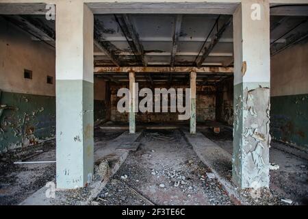 Ancien bâtiment industriel abandonné et brisé Banque D'Images