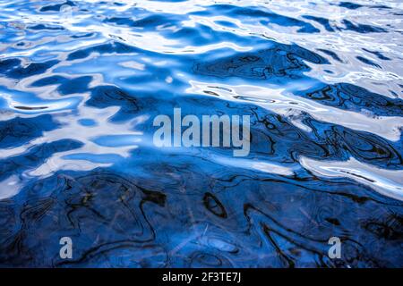 Poznan, Wielkopolska, Pologne. 17 mars 2021. Le ciel de mars se reflète dans les eaux ondulées du lac Rusalka. Dans l'image: Le motif noir sur l'eau est reflété les branches de l'arbre. Credit: Dawid Tatarkiewicz/ZUMA Wire/Alay Live News Banque D'Images