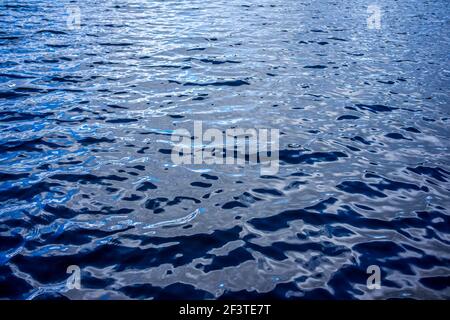 Poznan, Wielkopolska, Pologne. 17 mars 2021. Le ciel de mars se reflète dans les eaux ondulées du lac Rusalka. Credit: Dawid Tatarkiewicz/ZUMA Wire/Alay Live News Banque D'Images