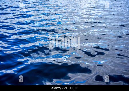 Poznan, Wielkopolska, Pologne. 17 mars 2021. Le ciel de mars se reflète dans les eaux ondulées du lac Rusalka. Credit: Dawid Tatarkiewicz/ZUMA Wire/Alay Live News Banque D'Images