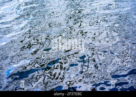 Poznan, Wielkopolska, Pologne. 17 mars 2021. Le ciel de mars se reflète dans les eaux ondulées du lac Rusalka. Dans l'image: Le motif noir sur l'eau est reflété les branches de l'arbre. Credit: Dawid Tatarkiewicz/ZUMA Wire/Alay Live News Banque D'Images