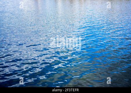 Poznan, Wielkopolska, Pologne. 17 mars 2021. Le ciel de mars se reflète dans les eaux ondulées du lac Rusalka. Credit: Dawid Tatarkiewicz/ZUMA Wire/Alay Live News Banque D'Images