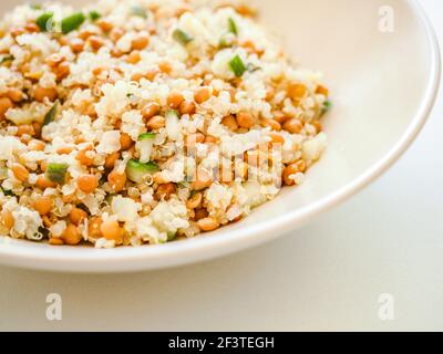 Salade de quinoa et de lentilles dans une assiette vue détaillée Banque D'Images