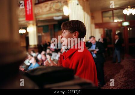 Glenda Jackson Labor MP et actrice écoute et regarde les orateurs De l'étage de la salle de conférence au Labour Party Conference Blackpool 1996 base Banque D'Images