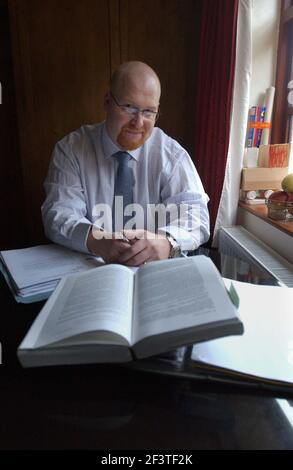 EX PANEL BEATER , MAINTENANT AVOCAT, ANDREW MOODY TRAVAILLANT À LA MAISON.17/1/07 TOM PILSTON Banque D'Images