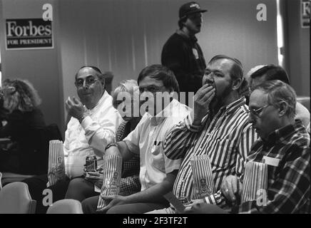 Les électeurs américains attendent Steve Forbes Publisher et le républicain américain Candidat à l'élection présidentielle avant qu'il ne soit prévu de faire un Discours à Indianapolis Banque D'Images