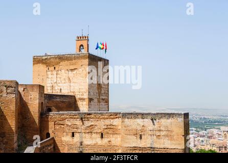 La Tour d'observation (Torre de la Vela) et le clocher d'Alcazaba, le château de l'Alhambra et du Generalife, Grenade, dans le sud de l'Espagne Banque D'Images