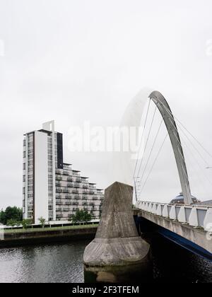 Vue vers le sud sur la rivière Clyde lors d'une journée de grande envergure montrant l'arc du pont Squinty, Glasgow, Écosse, Royaume-Uni. Banque D'Images