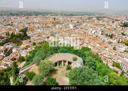 Vue panoramique sur la ville avec la cathédrale de Grenade depuis l'Alcazaba à Alhambra et Generalife, Grenade, Andalousie, Espagne Banque D'Images