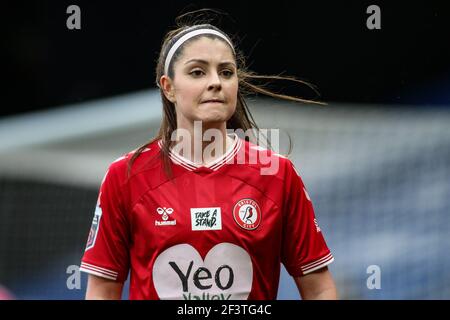 Carla Humphrey (#8 ville de Bristol) pendant le match final de la FA Womens Continental Tires League Cup entre Bristol City et Chelsea au stade Vicarage Road à Watford. Banque D'Images