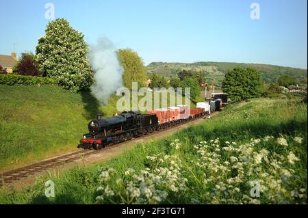 '3850' en quittant Winchcombe avec un train de marchandises et en direction de Greet tunnel. Banque D'Images