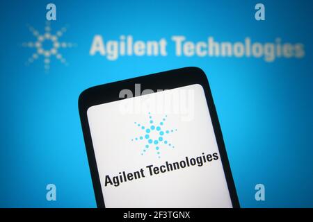 Ukraine. 17 mars 2021. Sur cette photo, un logo Agilent technologies apparaît sur un smartphone et un écran d'ordinateur. Credit: Pavlo Gonchar/SOPA Images/ZUMA Wire/Alay Live News Banque D'Images