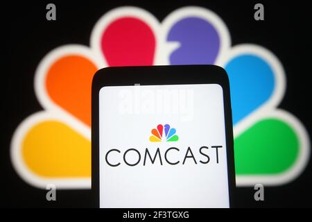 Ukraine. 17 mars 2021. Dans cette illustration, un logo Comcast apparaît sur un smartphone et un écran de pc. (Photo de Pavlo Gonchar/SOPA Images/Sipa USA) crédit: SIPA USA/Alay Live News Banque D'Images