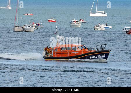 Bateau de sauvetage en position pour la démonstration du sauvetage aérien de la Marine royale. Banque D'Images