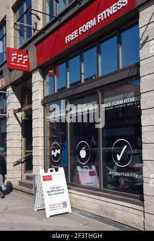 Ottawa, Canada - le 17 mars 2021 : signer à l'extérieur de la forme libre Fitness, sur la rue Dalhousie, est personnalisé pour la Saint-Patrick. L'industrie de la forme physique a été hur Banque D'Images